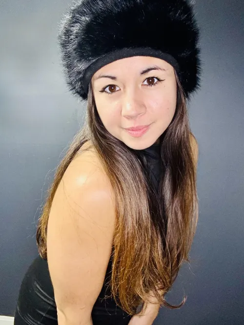 Black fuzzy hat with my black tight dress 🖤