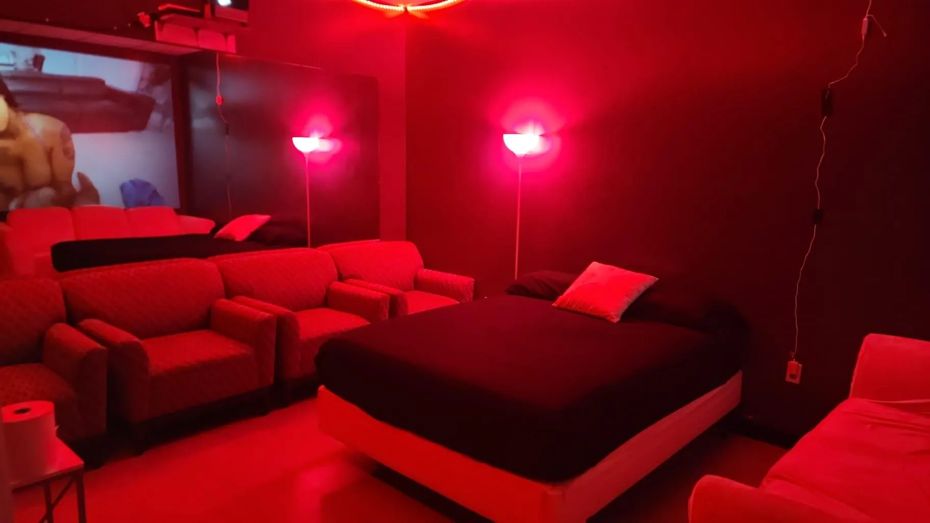Bring u rodeo after party to lunas boutique..come ride ur wild horse tonight ..couples and lady's free... drinks on the house..single males are welcome too. We are a B.Y.O.B place...