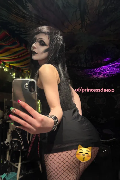 love a trad goth look 🖤🖤