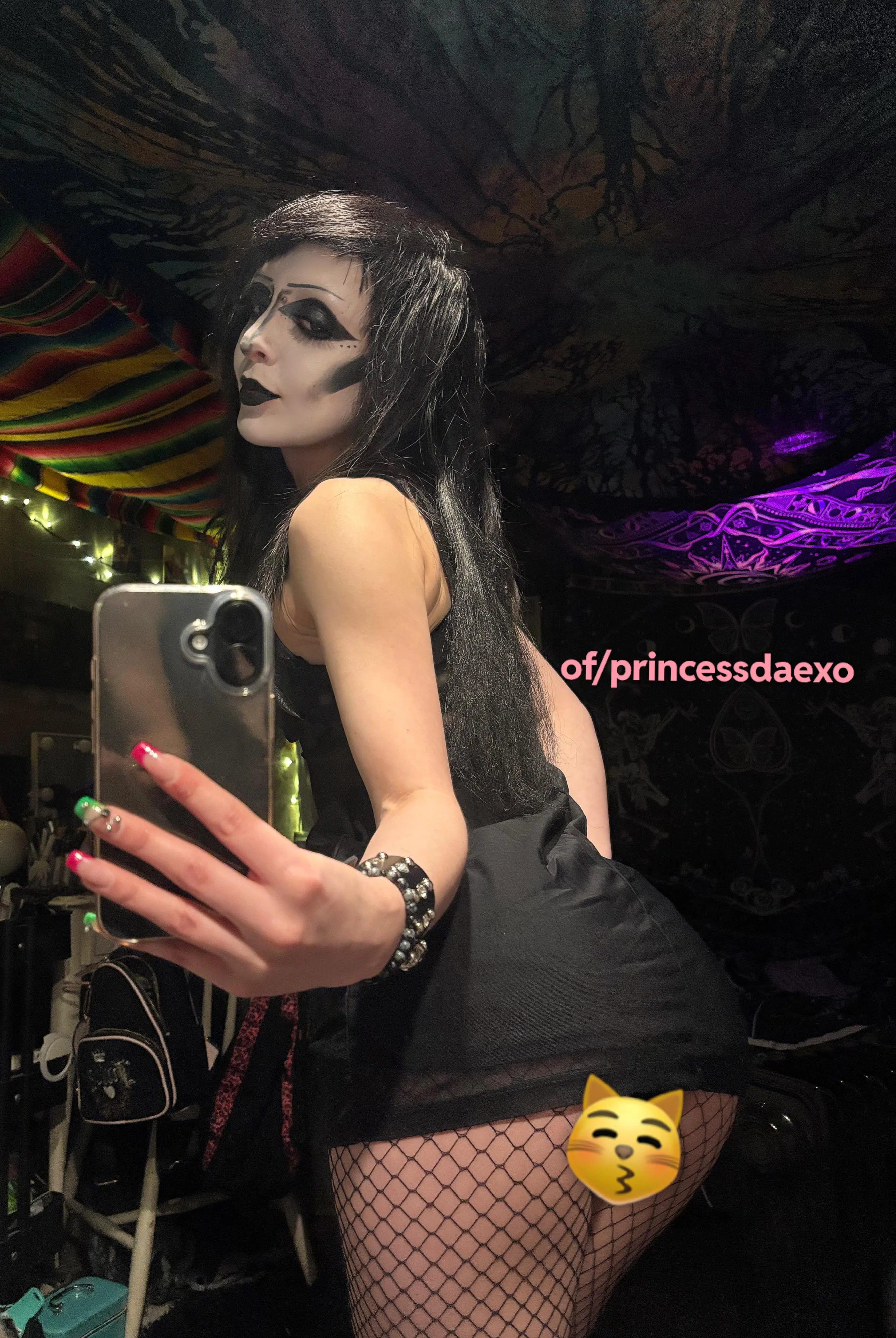 love a trad goth look 🖤🖤