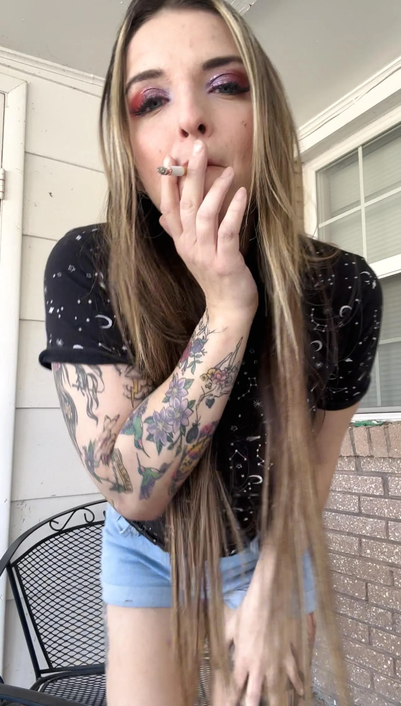 Pretty thing getting her fix 😍 DMs open & OF under $12 rn w 40 pics/vids waiting for you..😏😏😈