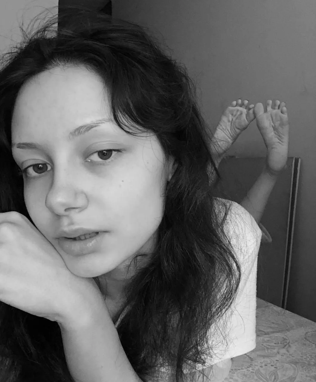 Worship to my soles n feet now. Oc