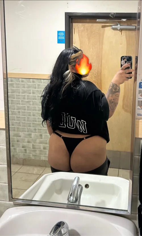 Bathroom selfies while waiting for my 🍕 @ pieology