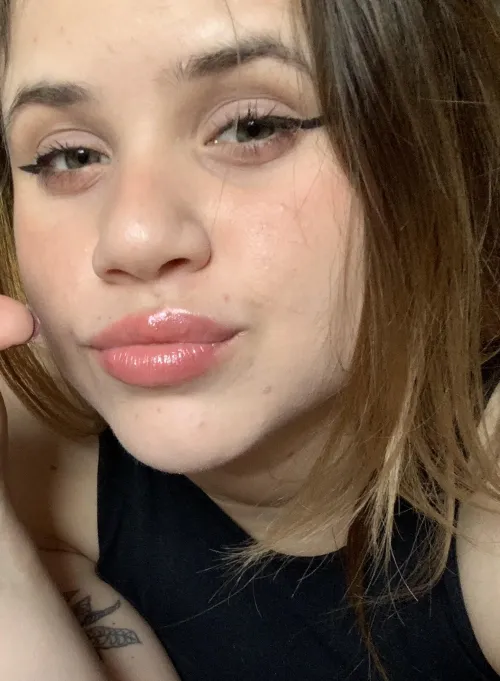 Come on, submit to me and let my lips give you orders