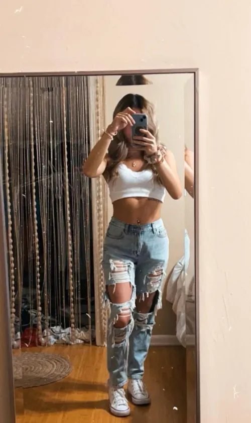 i can rock ripped jeans! :)