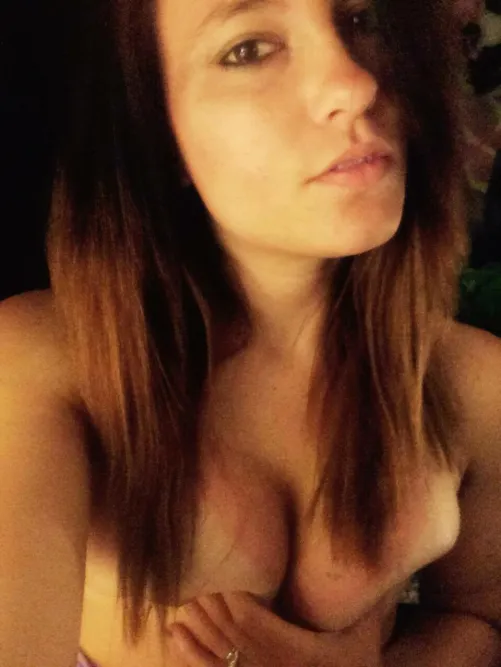 JE VIENS CHEZ TOI TE SUCER 🤭 Coucou moi c’est léa je n’ai plus de sous pour payer mon loyer, donc je vends des PHOTOS DE MON CORPS 😵‍💫🥵 Viens me dm 🤭💕