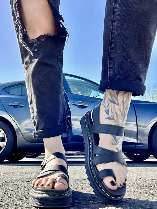 Oh to be under these sandals…