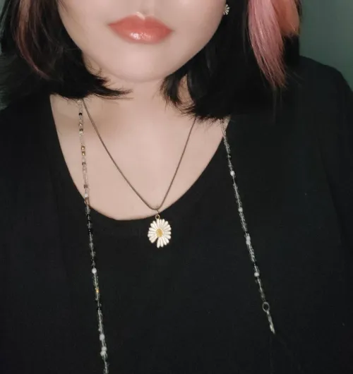 Okay this one's easy. Wanna guess my favorite flower? 🤭