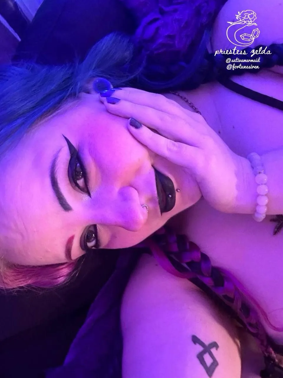 so pretty it makes you wanna flick your pathetic clitty while you send me whatever is left in your bank account.  🖤