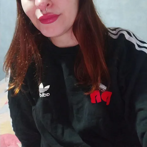 Try not to stare… I dare you 💋