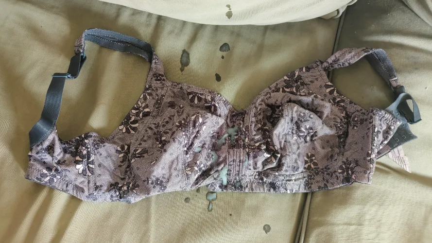 Cum on beautiful vintage (sport) bra