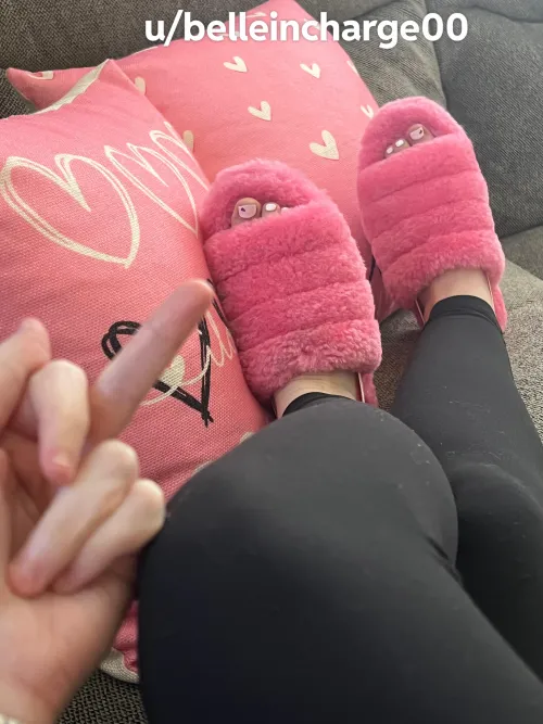 Laid back, flipping off the broke ones, and letting my toes peek out just to remind you who owns you. My comfort comes first your wallet better keep up.👑