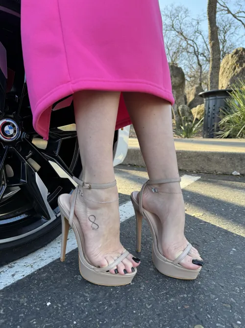 Legs, heels and wheels 😍