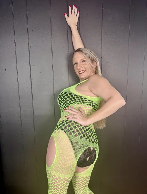 🌬 Let’s make this night hotter than the cherry on my cig. 😈