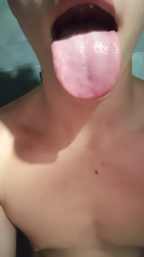 Looking to try some daddy cock for the first time around springfield