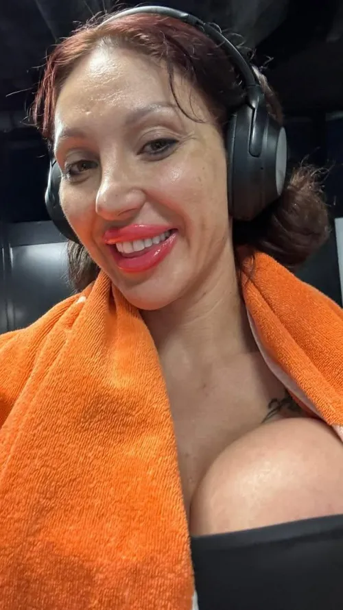 Sweat with this bimbo milf.