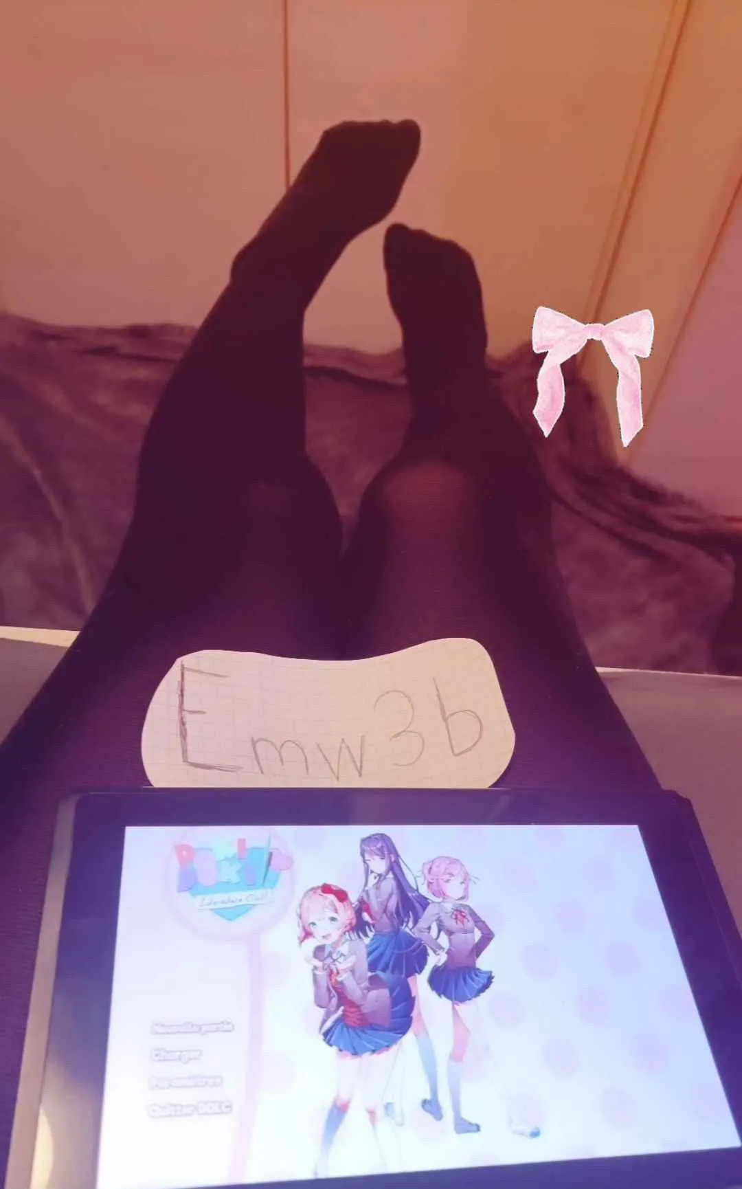 Who wanna be under Mommy feet while im playing ? :3