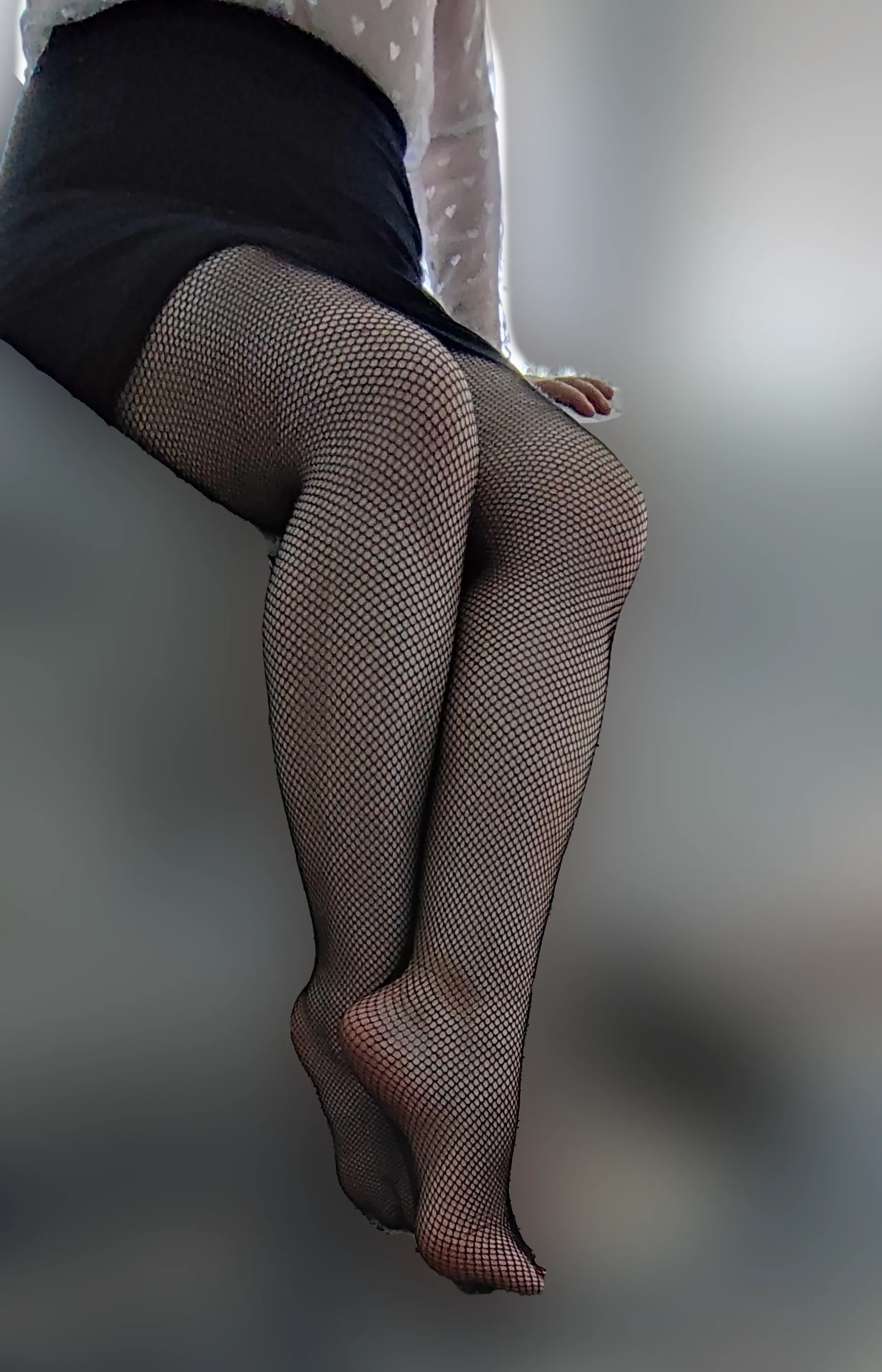 Che ne pensate del look gonna e calze a rete?