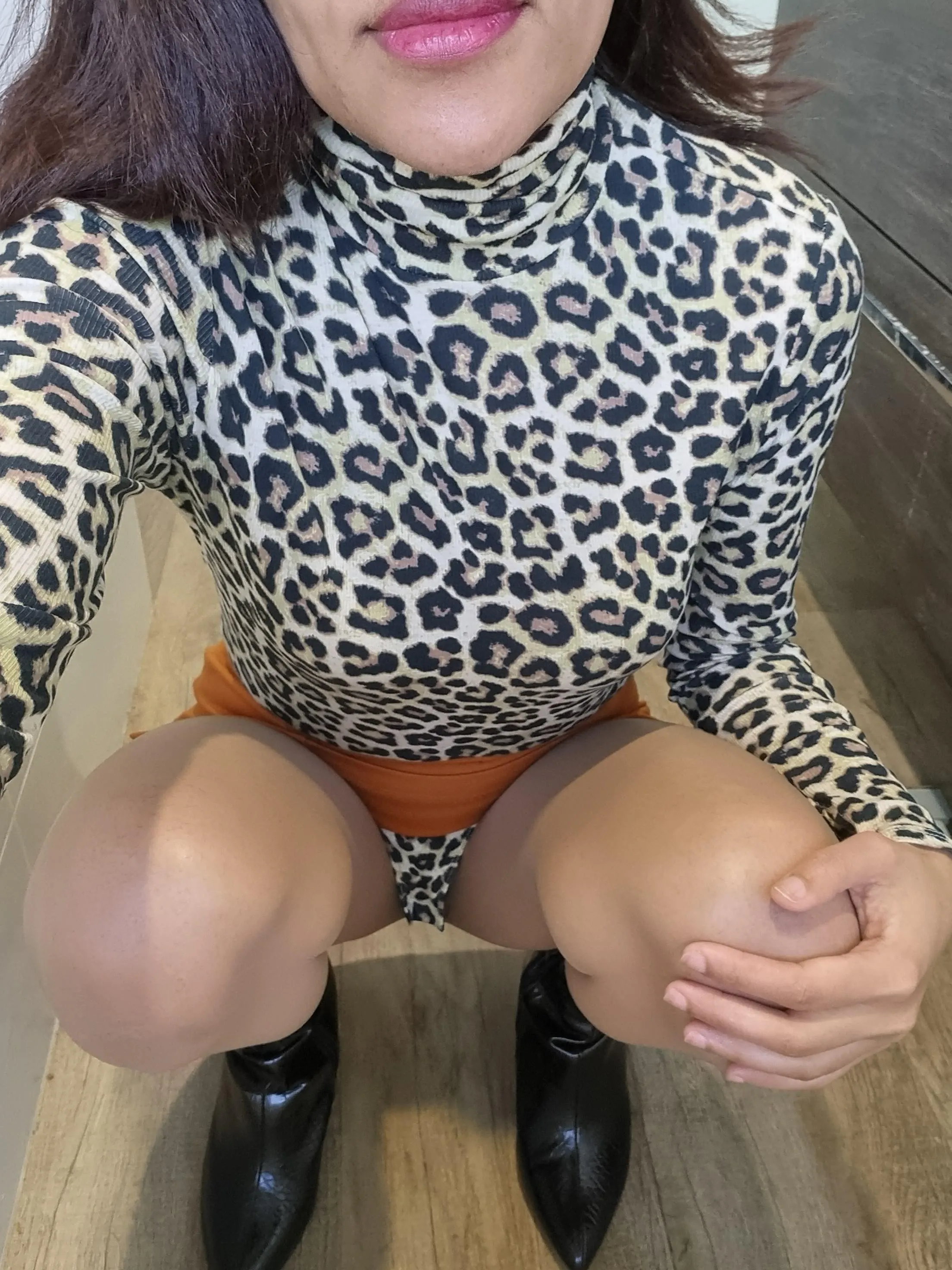 Do you like my cute skirt and nude p/hose combo for work today?