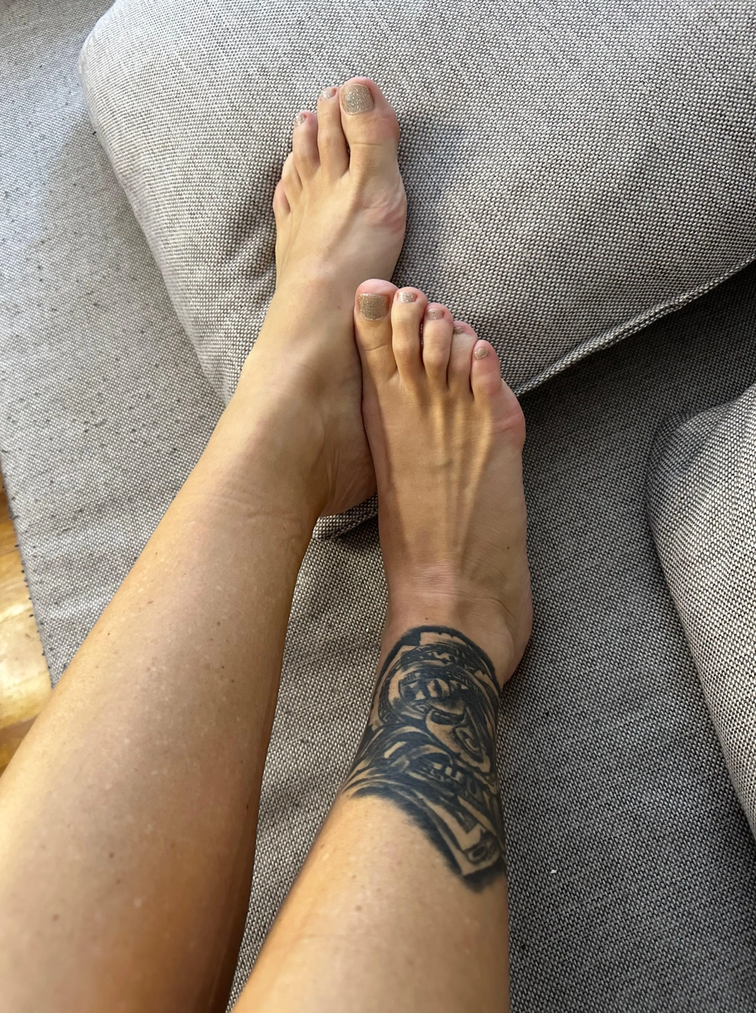 Here I have some sexy feet to suck