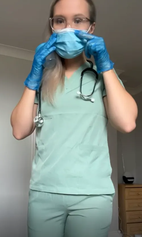 If I showed you nudes during work, would you wanna see them?