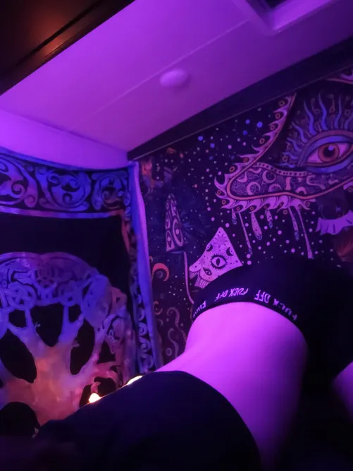 My back needs stretched out, can anyone help?🤭