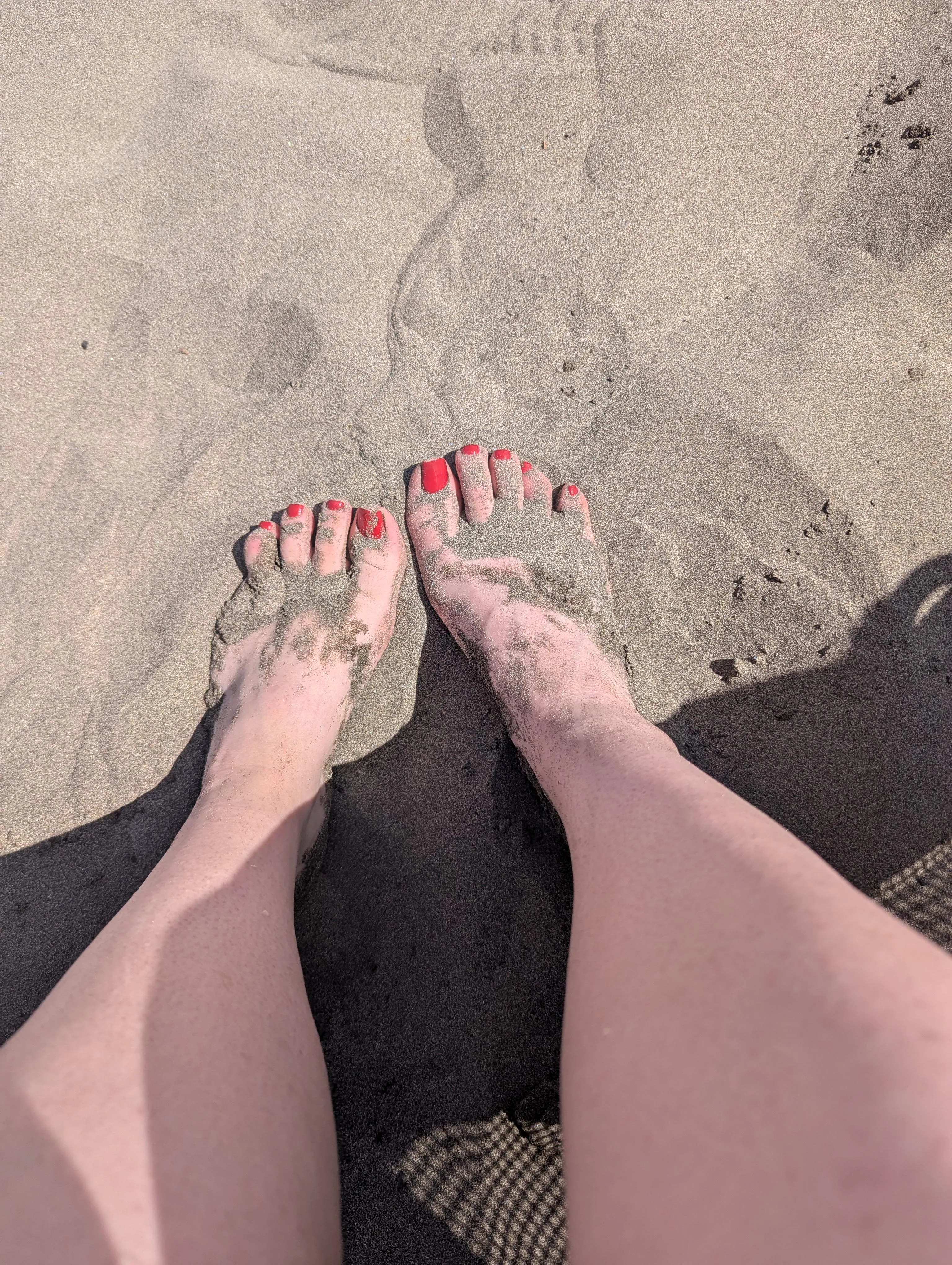 Sandy 9 toes - much more beach content on my feet finder if you're interested 😘