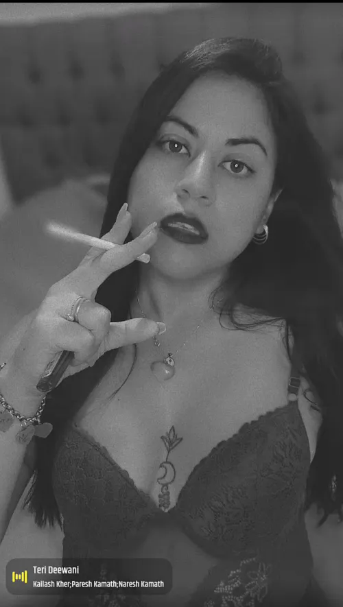 Tap the arrow if you think I look sexy smoking.