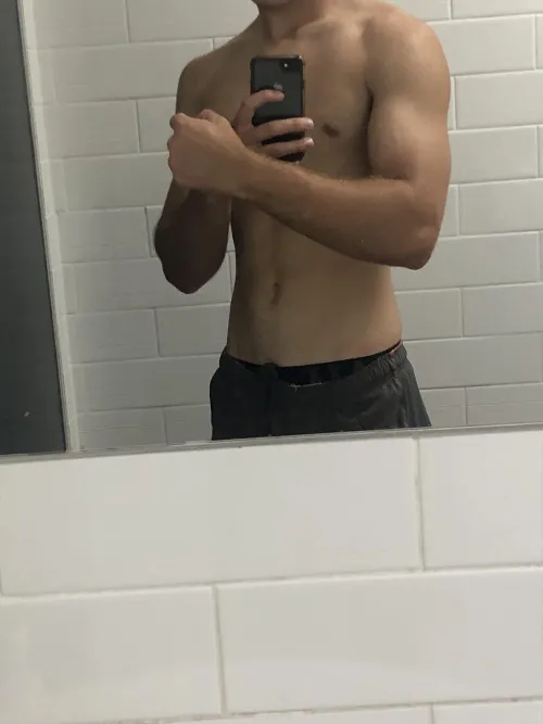 18M 4 F any ladies down to take my virginity after this cyclones done?!