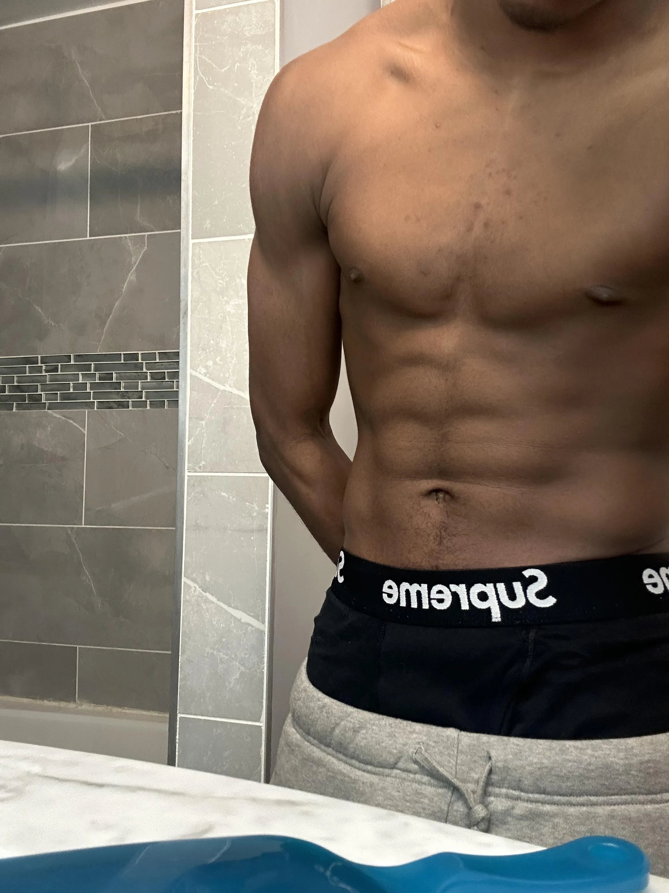 19 (M4A) Looking for a threesome or someone to have fun with and worship my body