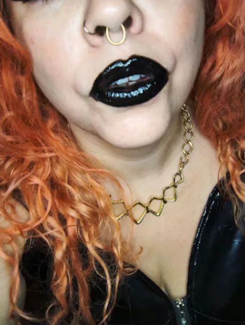 Black and glossy, the perfect lipstick to Make you crazy