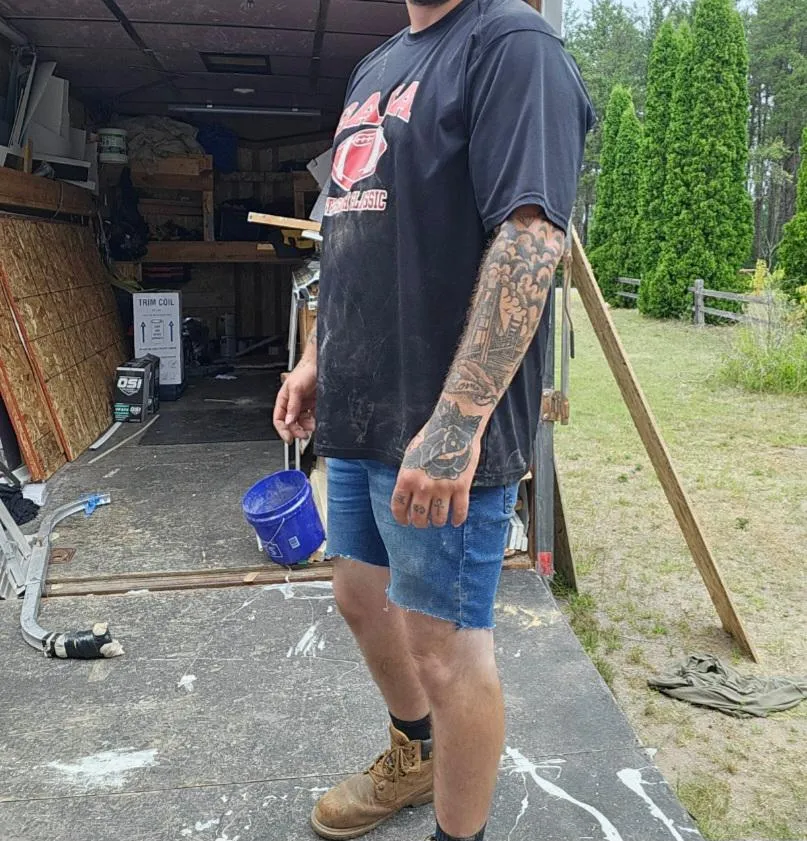Construction in esky Friday. Let's make it fun. Pull up to the jobsite & we can disappear for a bit Only working there for the day. 30 years old clean & discreet. 6'4 250lb tattoos