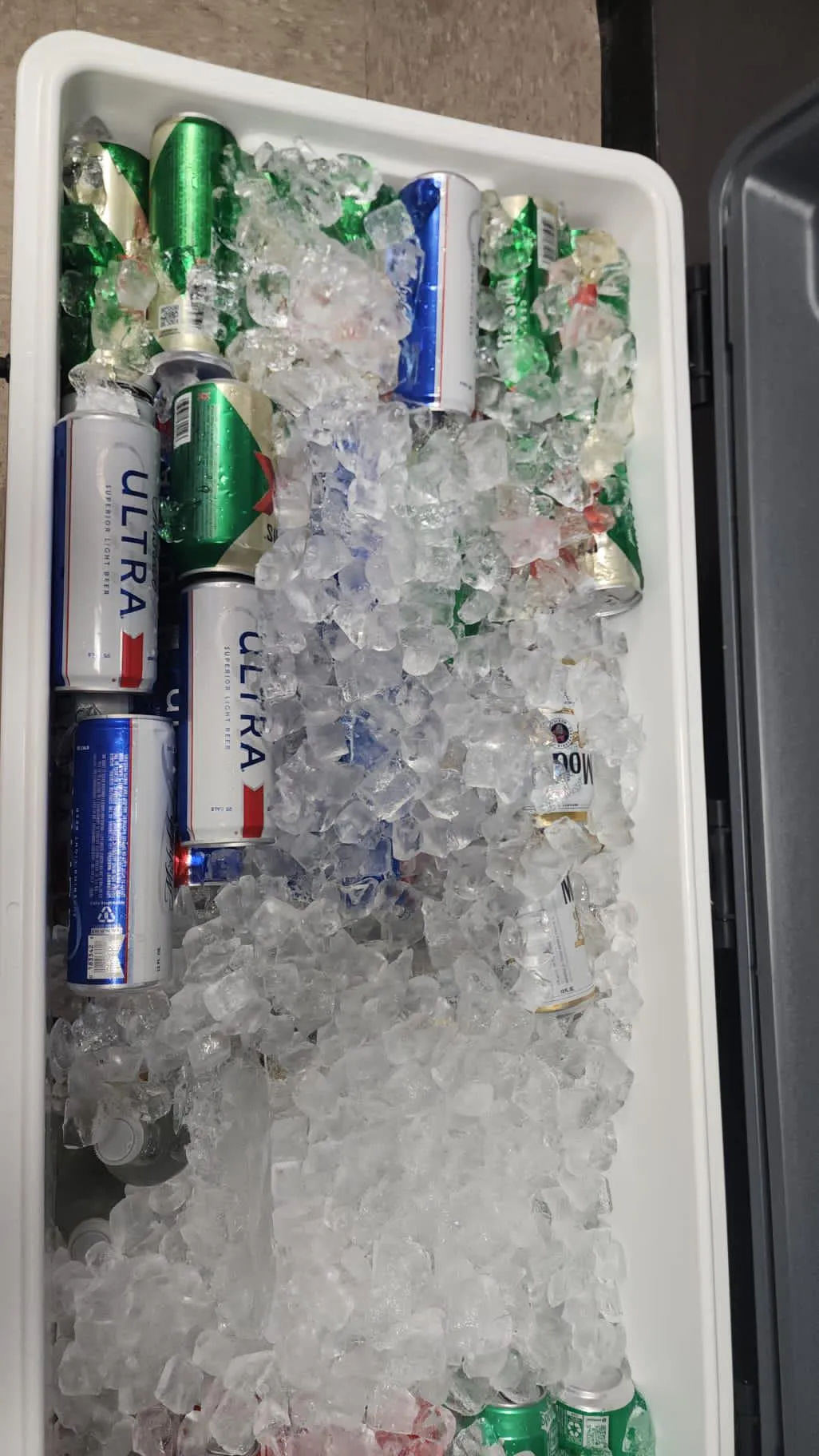 Couples on the house ..looking for couples and single mans to show them a great time tonight..couples free and ladys.we started this wild night at lunas don't miss out free drinks