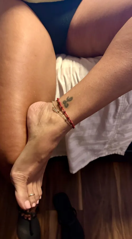 HW anklets, panty and a toe ring, in the perfect place a bed🔥❤️💋Mia