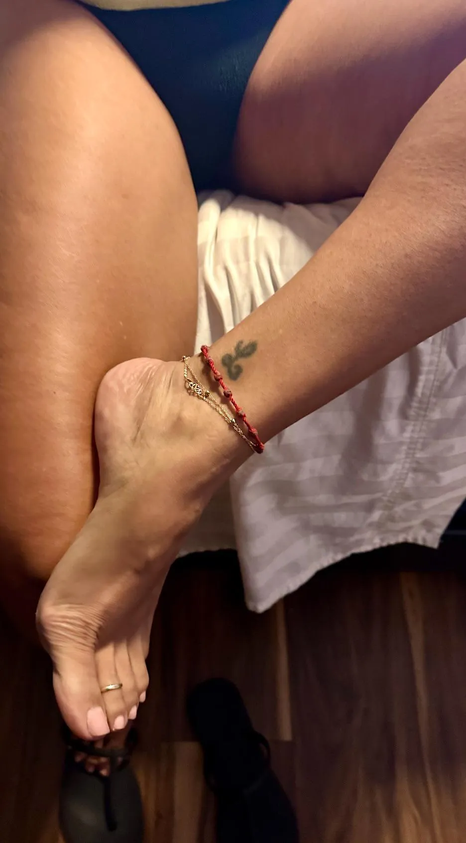 HW anklets, panty and a toe ring, in the perfect place a bed🔥❤️💋Mia