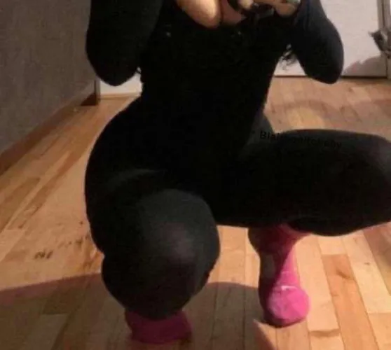 [selling] and [fetish] friendly. Hardworking gym socks I do free shipping as well F24 👣