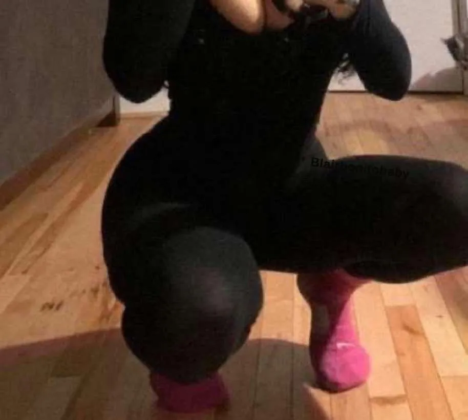 [selling] and [fetish] friendly. Hardworking gym socks I do free shipping as well F24 👣