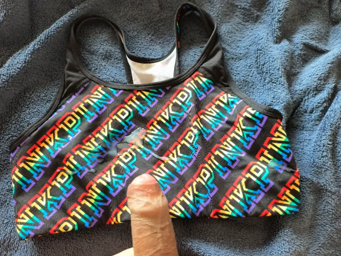 Size L sports Bra. Sadly doesn't show off the cum as much I thought it would.