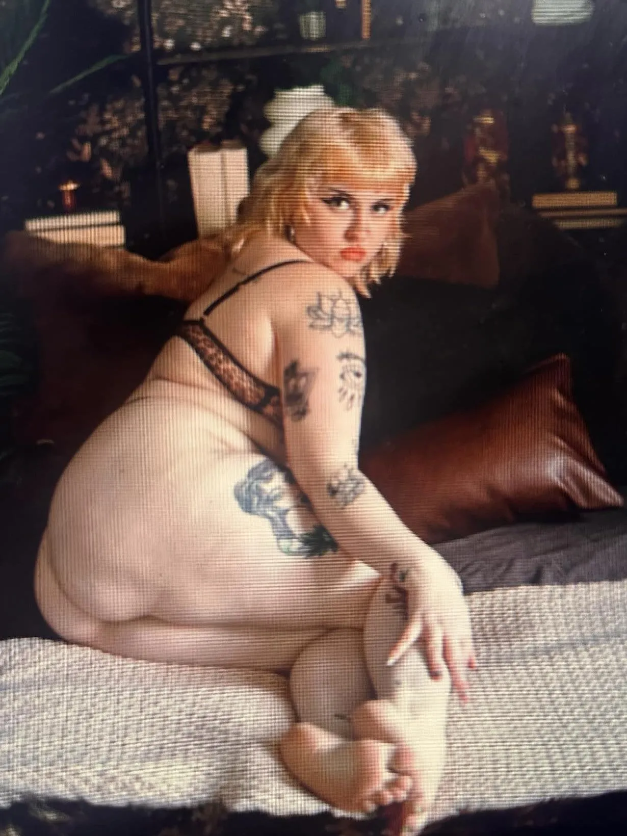 Who doesn’t love a thick blonde goth ?