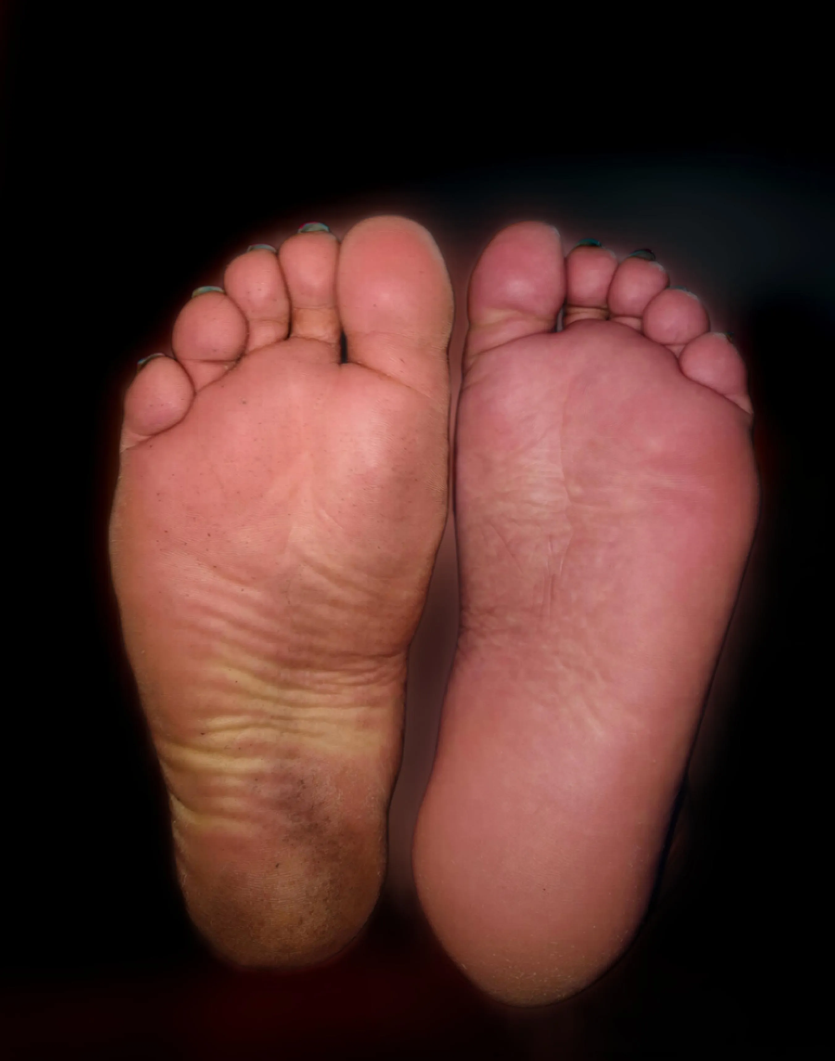 Wish I had a man to wait for me at home and welcome my poor dirty, rough and exhausted right foot with a big load of cum 🥺