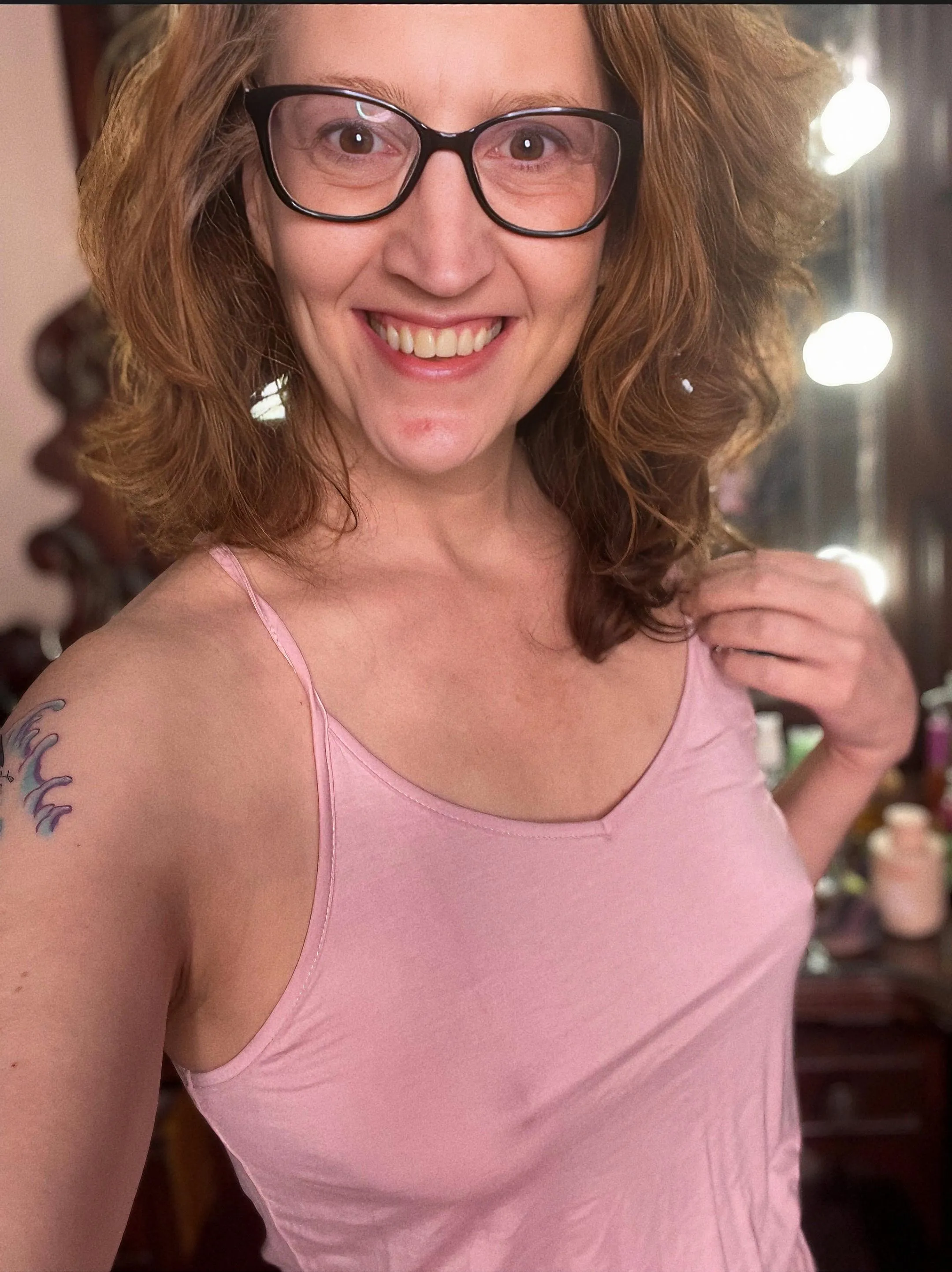 You won’t forget this redhead’s smile