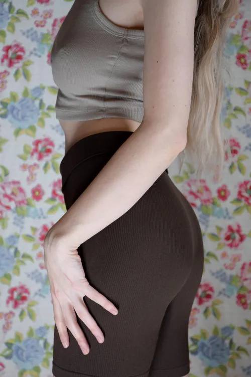 A crop top and yoga shorts, that’s a match made in heaven! [F]