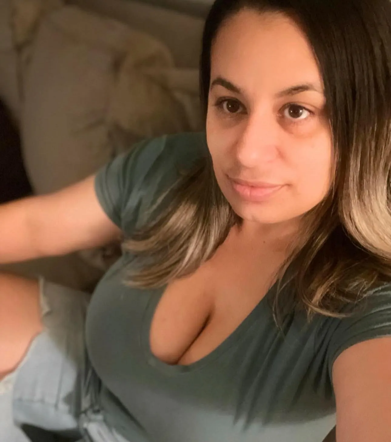 Bored buzzed wife here looking to talk. Nothing sexual.