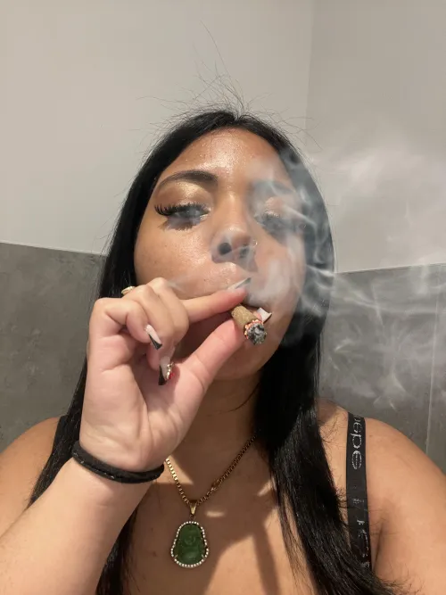 Latinas love to smoke too