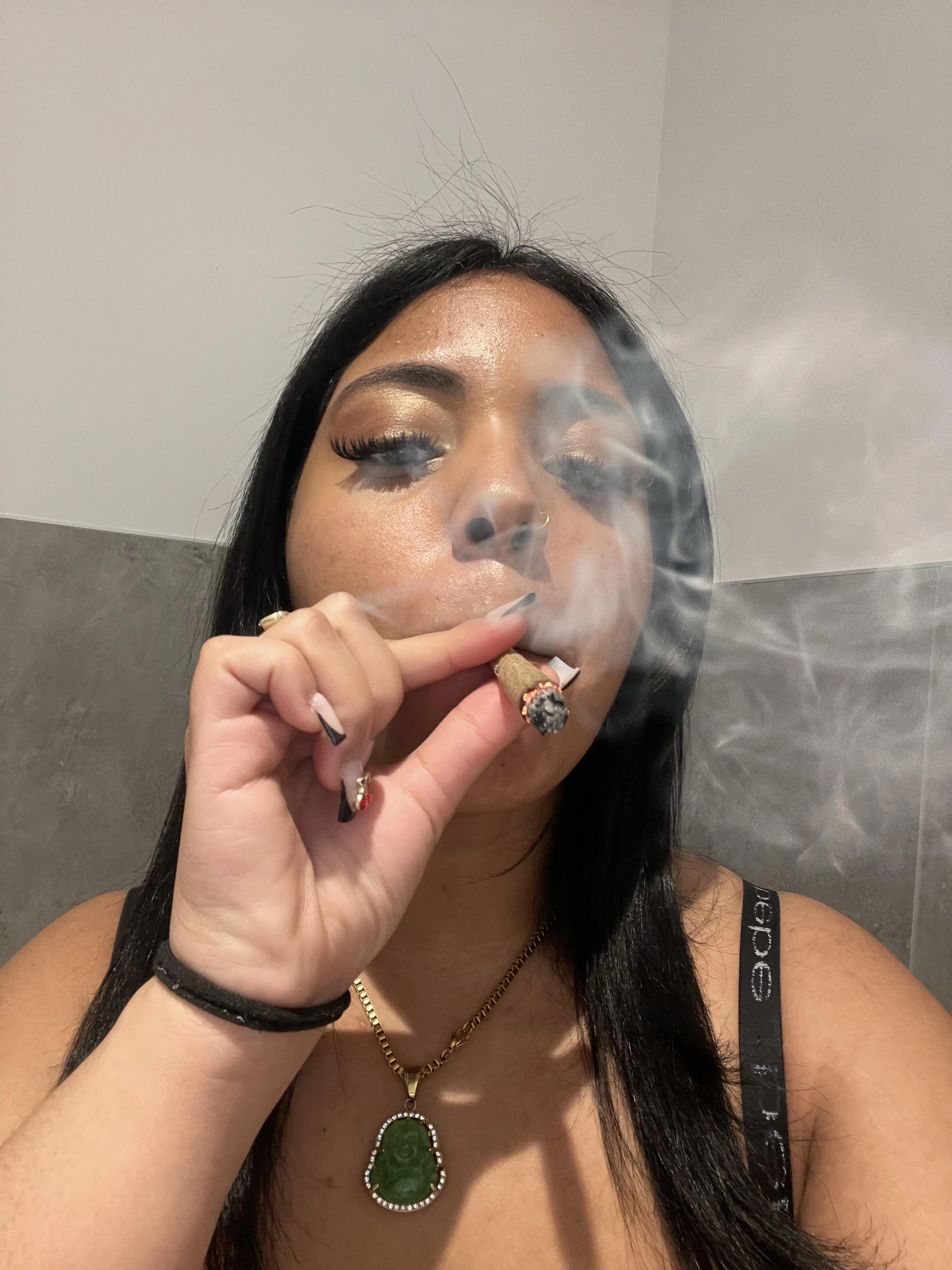 Latinas love to smoke too