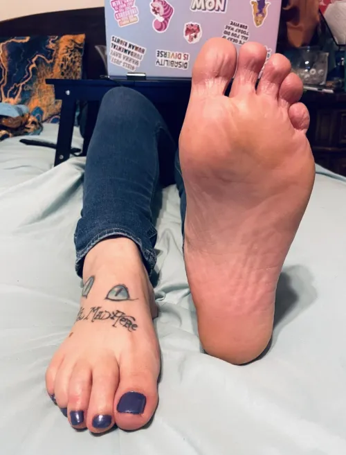 My wrinkled toes, huge soles, my tattoos, I know you love and adore them all 🥰