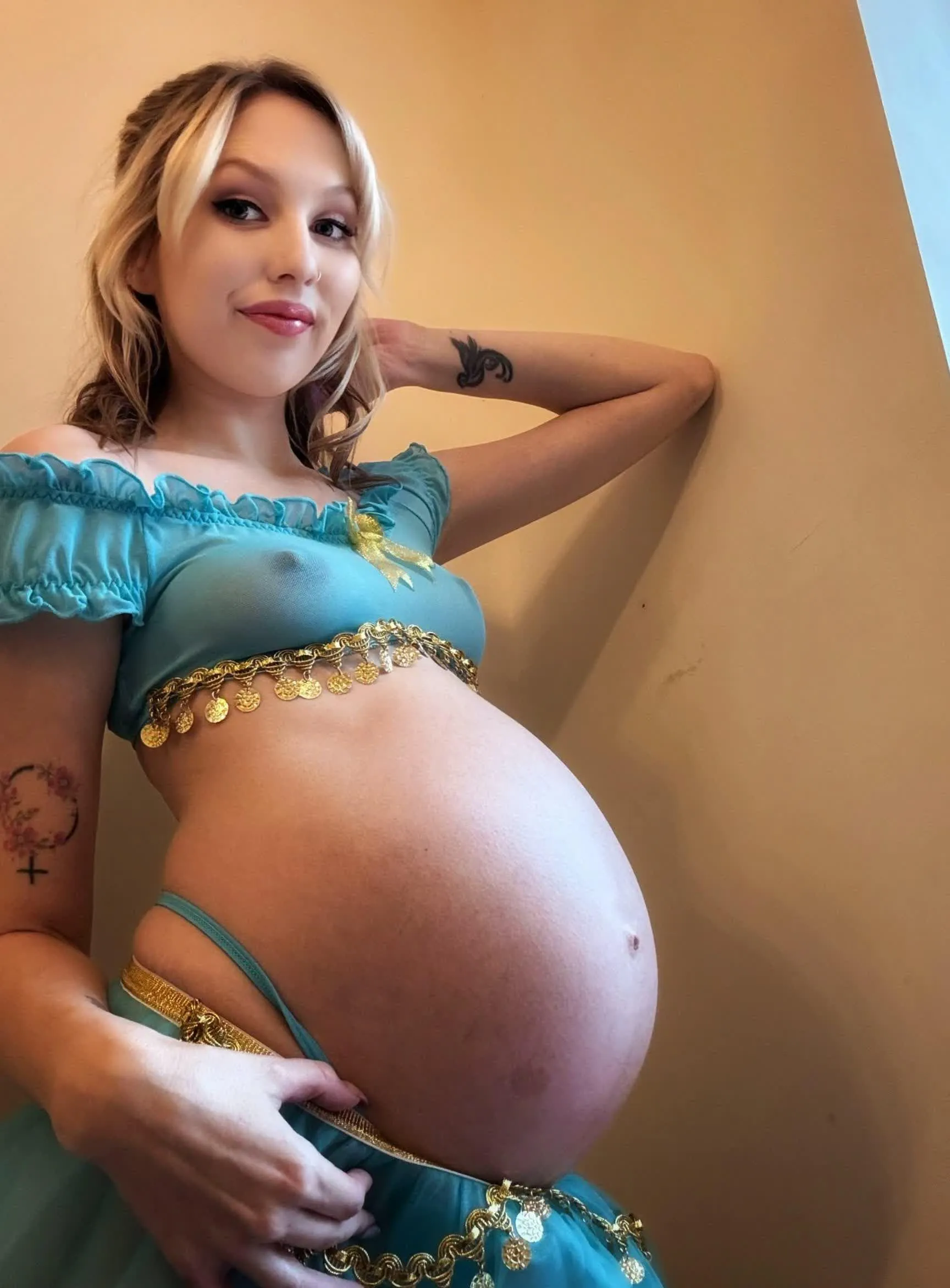 Pregnant girls can still cosplay too