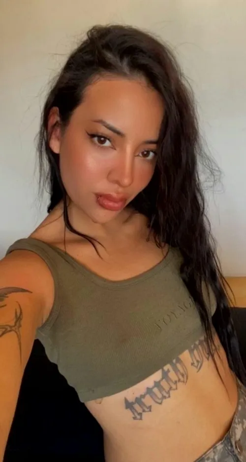 20F France Assez jolie pour être votre parfaite compagne de jeu.