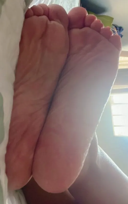 Do you enjoy close-ups of tiny latina wrinkly soles
