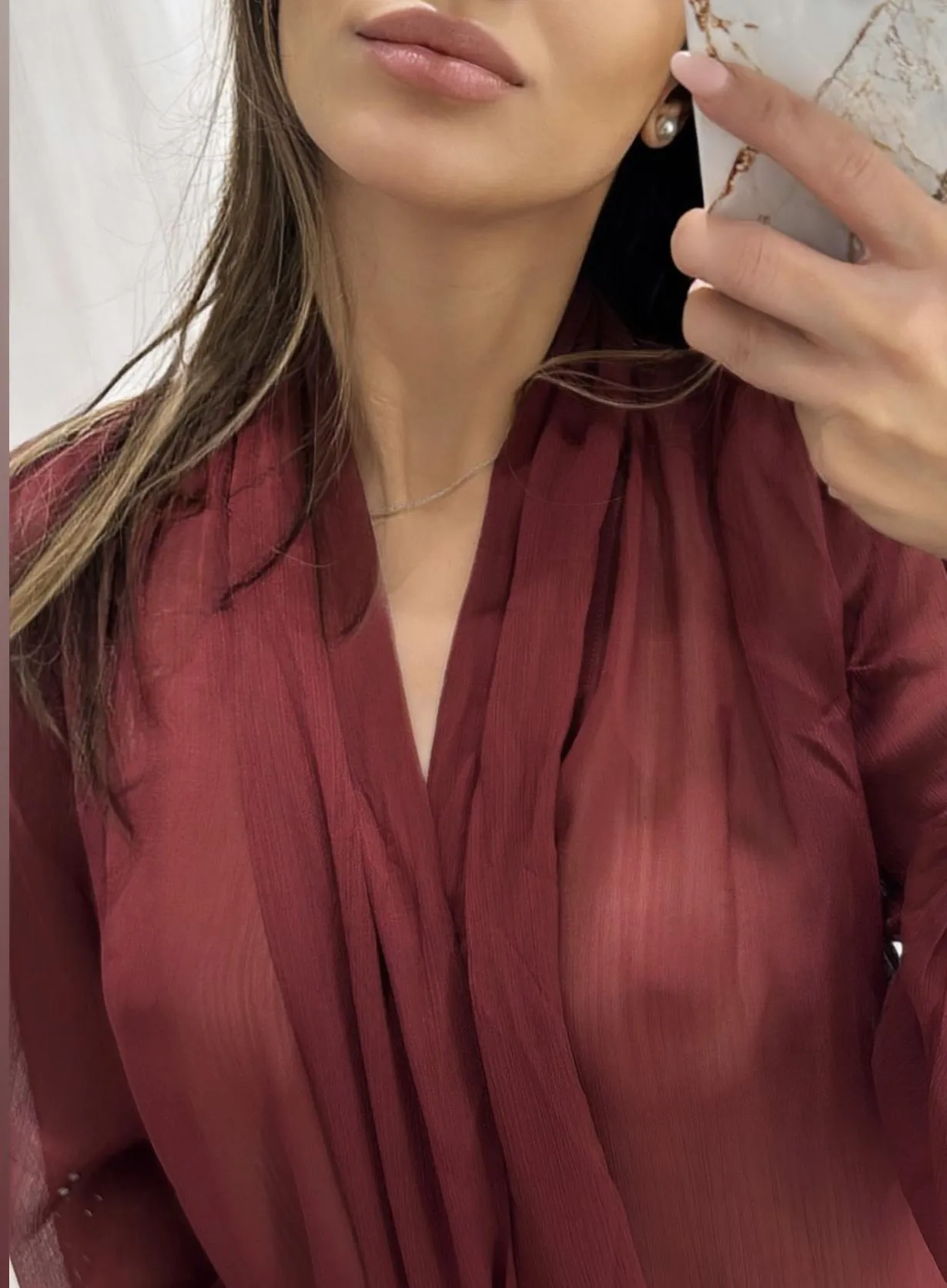 Kann ich das so im Büro tragen oder muss ein BH drunter?